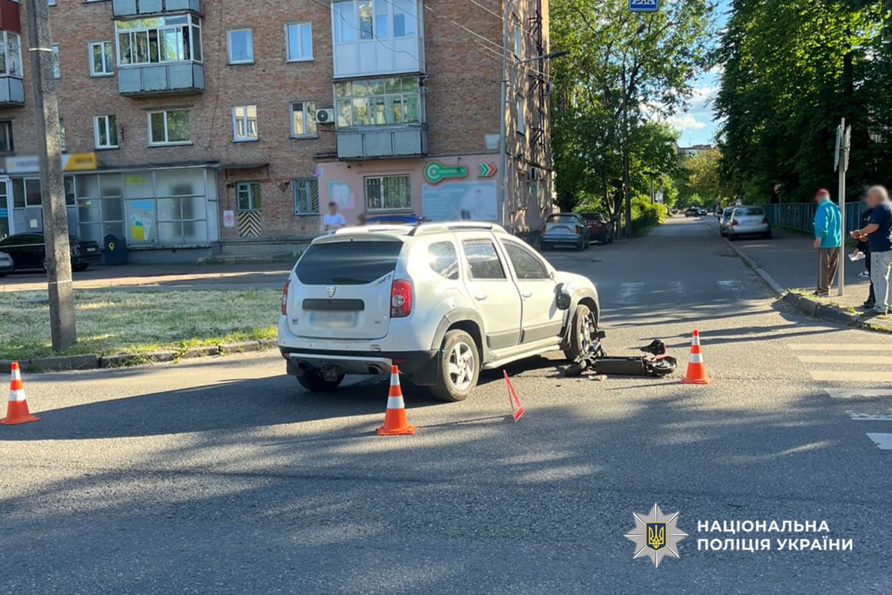 У Черкасах автомобіль Dacia Duster збив чоловіка на електросамокаті