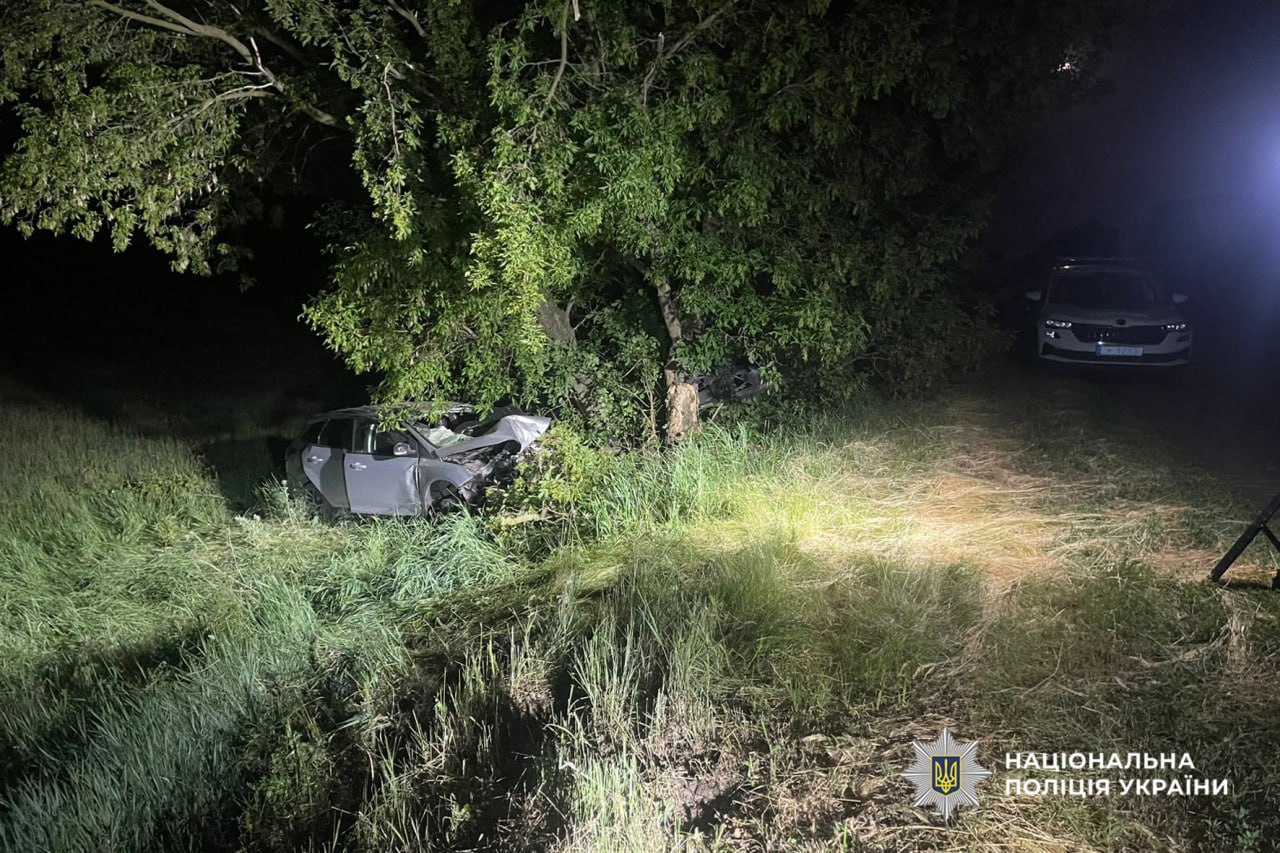 На Черкащині Ford влетів у дерево: двоє постраждалих