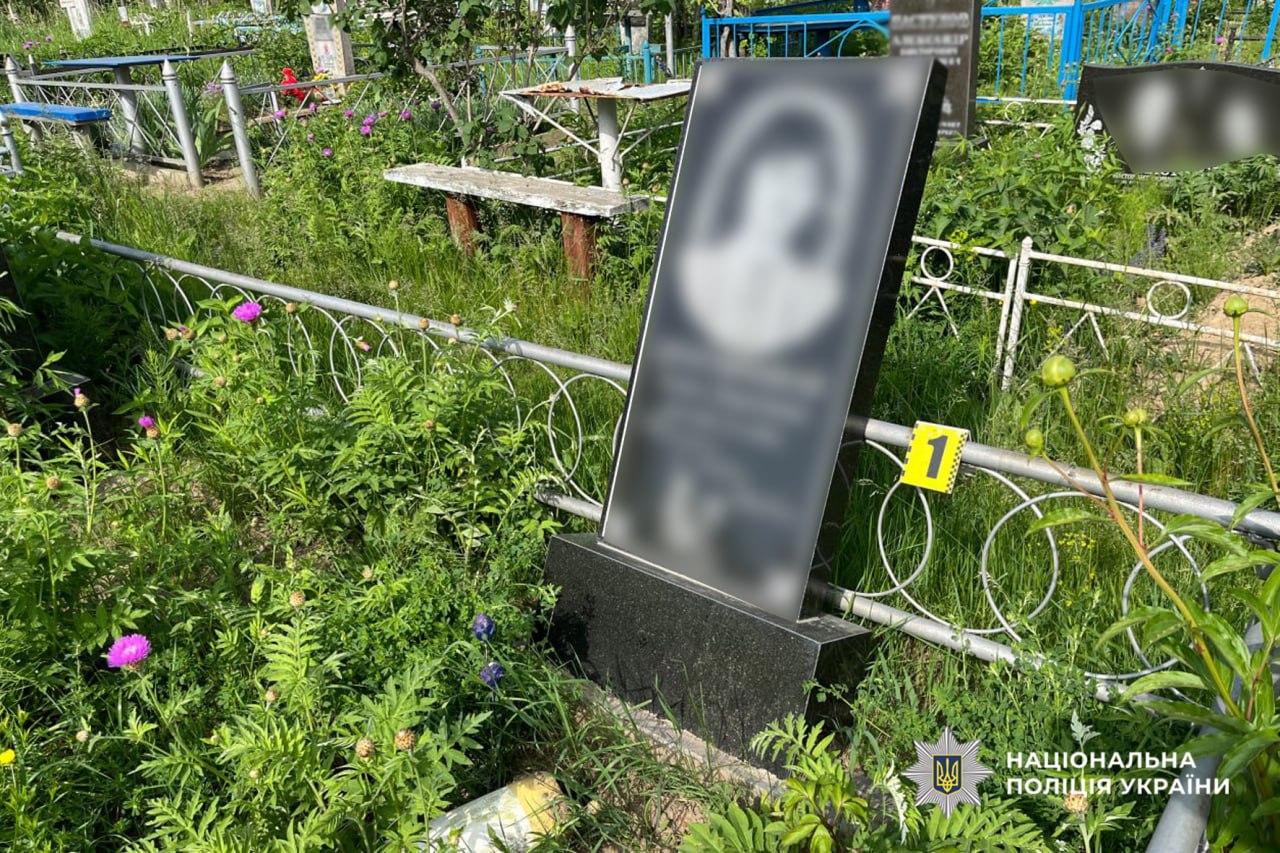 Чоловік повалив пам’ятники на кладовищі у Каневі. Фото