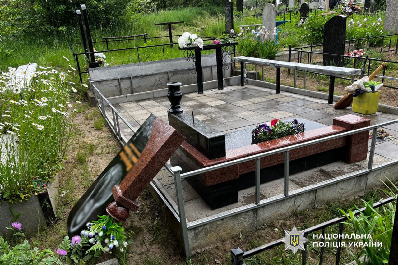 Чоловік повалив пам’ятники на кладовищі у Каневі. Фото - фото 2