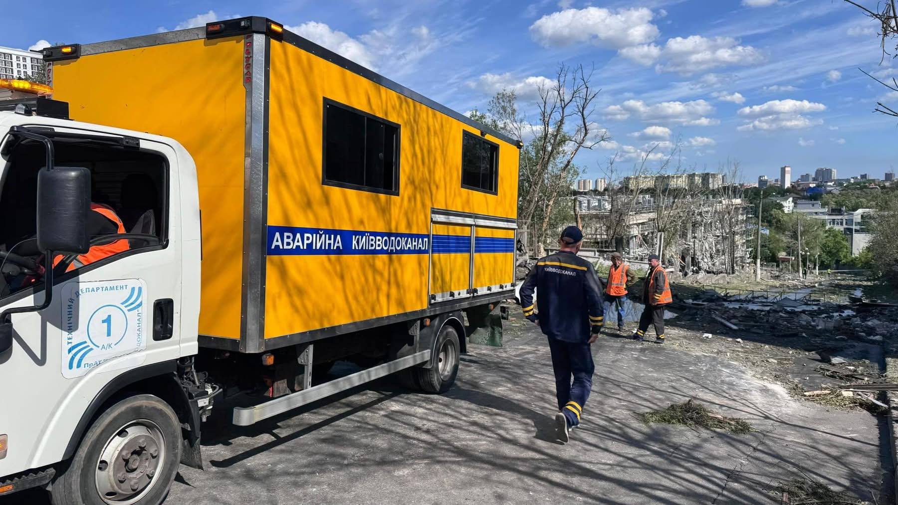 Київводоканал допомагає ліквідовувати наслідки удару по столиці - фото 2