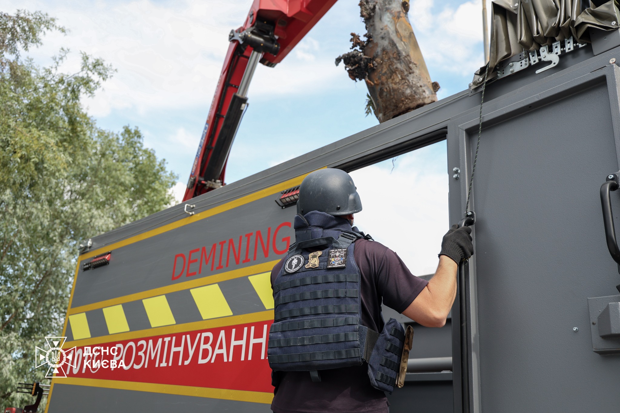 У Києві виявили та знешкодили бойову частину крилатої ракети Х-101 - фото 7