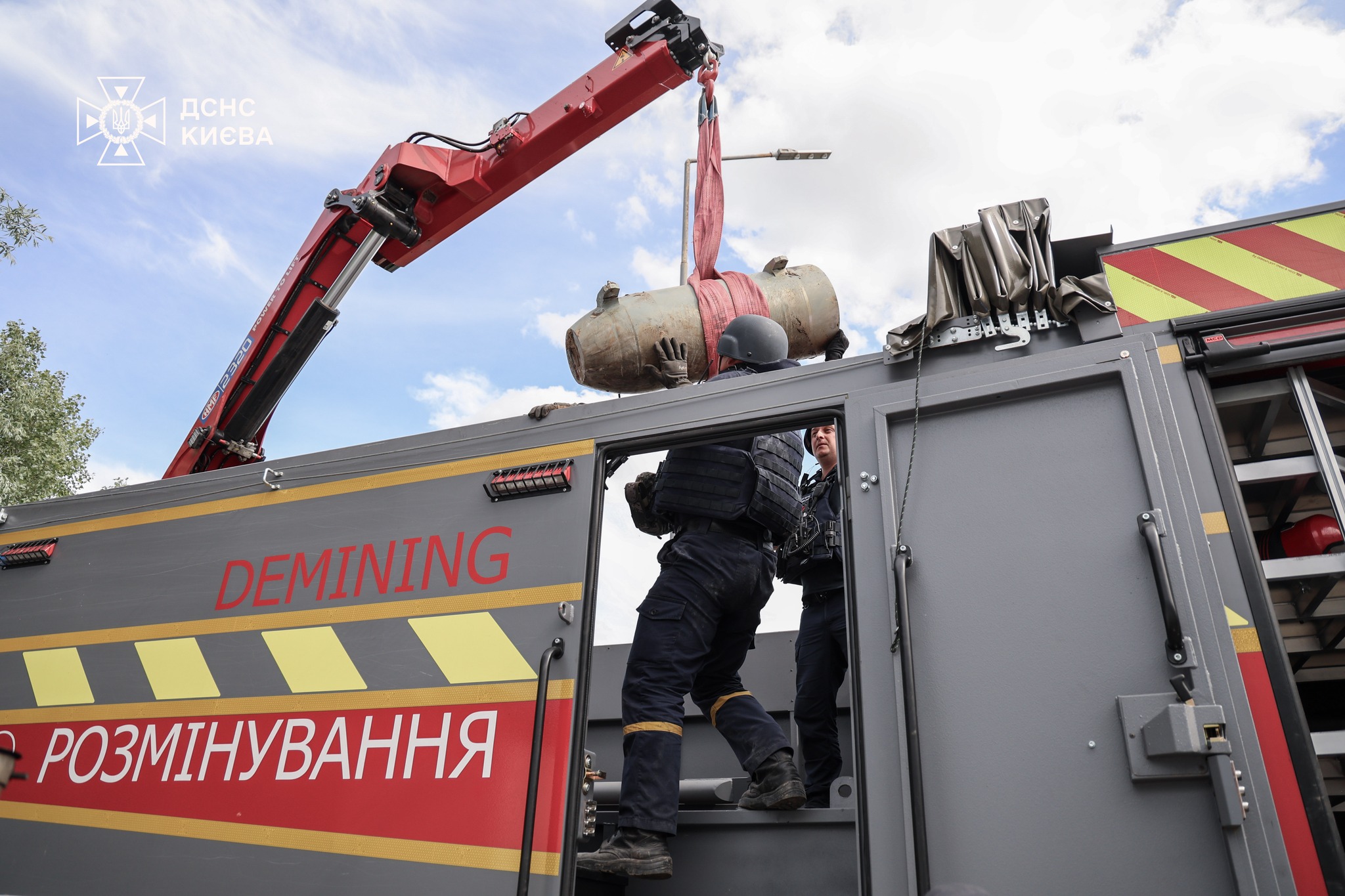 У Києві виявили та знешкодили бойову частину крилатої ракети Х-101 - фото 8