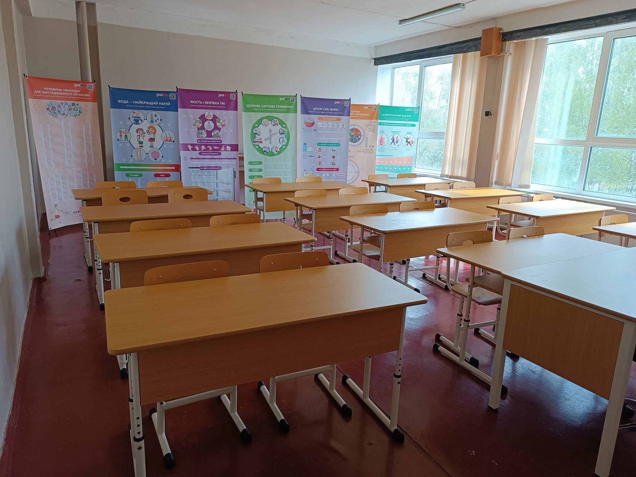Німеччина передала Каневу меблі і техніку для облаштування класів у школах