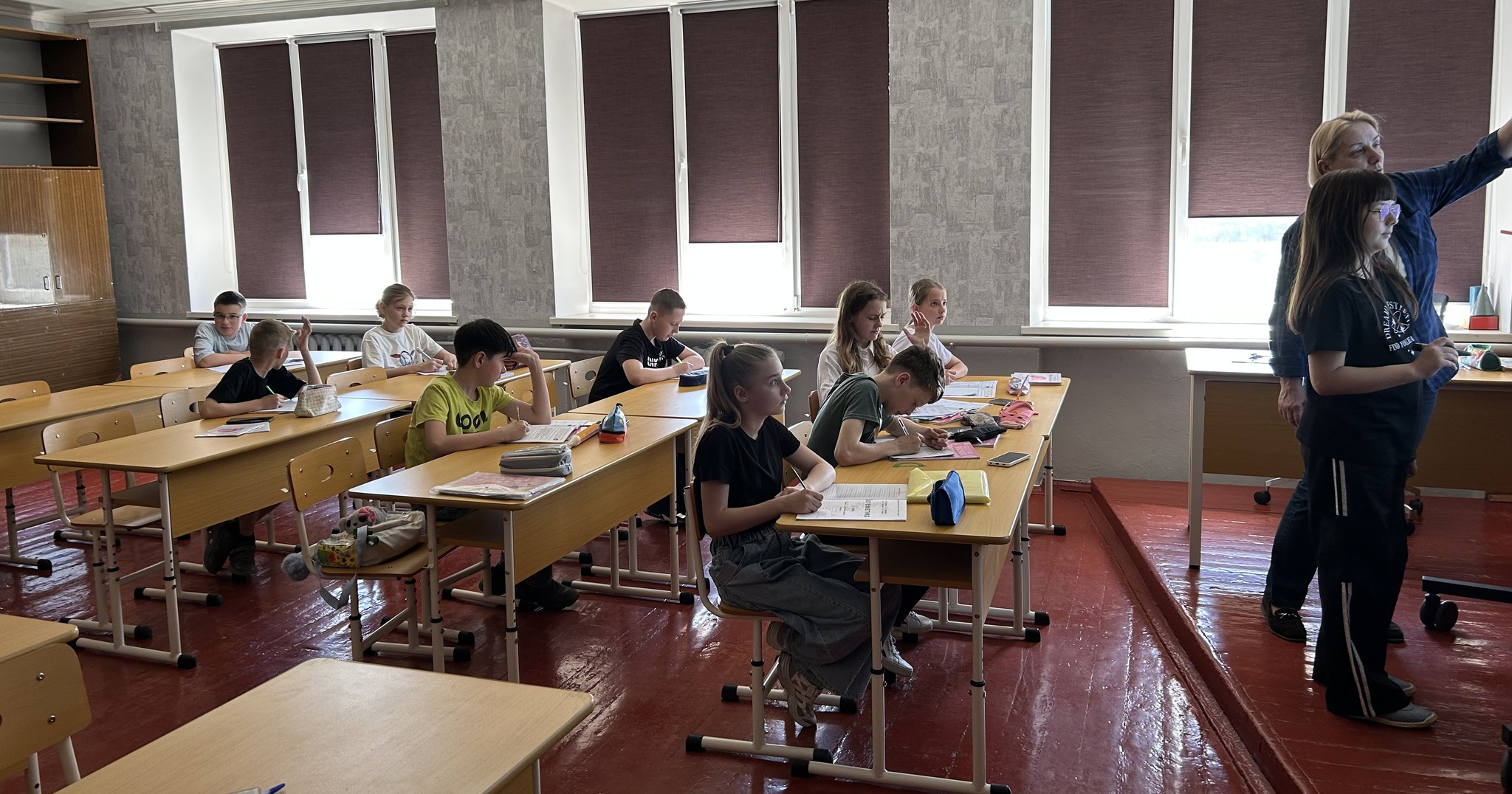 Німеччина передала Каневу меблі і техніку для облаштування класів у школах - фото 2