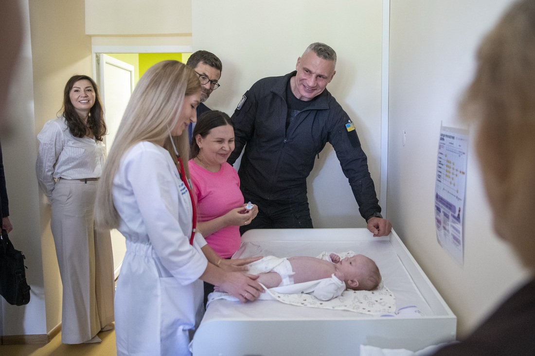 В Центрі первинної медико-санітарної допомоги у Києві відкрили оновлену амбулаторію для дітей - фото 3