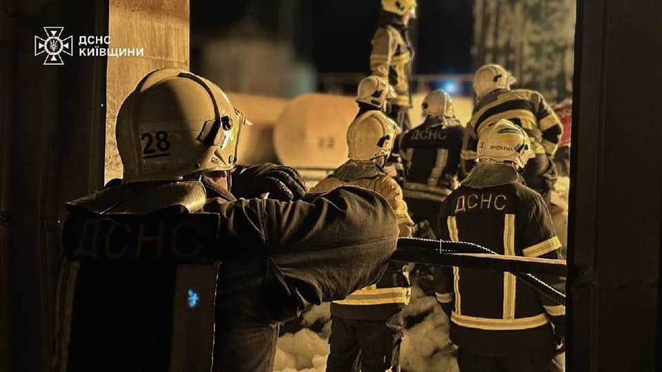 На Бориспільщині після атаки БпЛА спалахнула пожежа на підприємстві, постраждав чоловік - фото 9