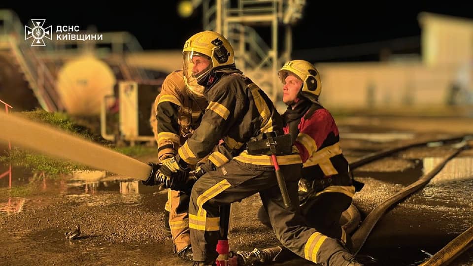 На Бориспільщині після атаки БпЛА спалахнула пожежа на підприємстві, постраждав чоловік - фото 7