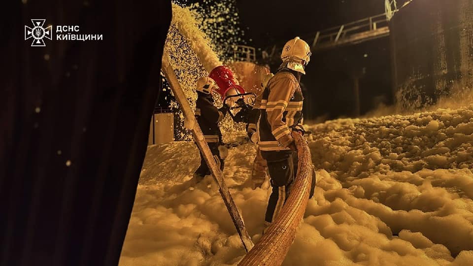 На Бориспільщині після атаки БпЛА спалахнула пожежа на підприємстві, постраждав чоловік - фото 3