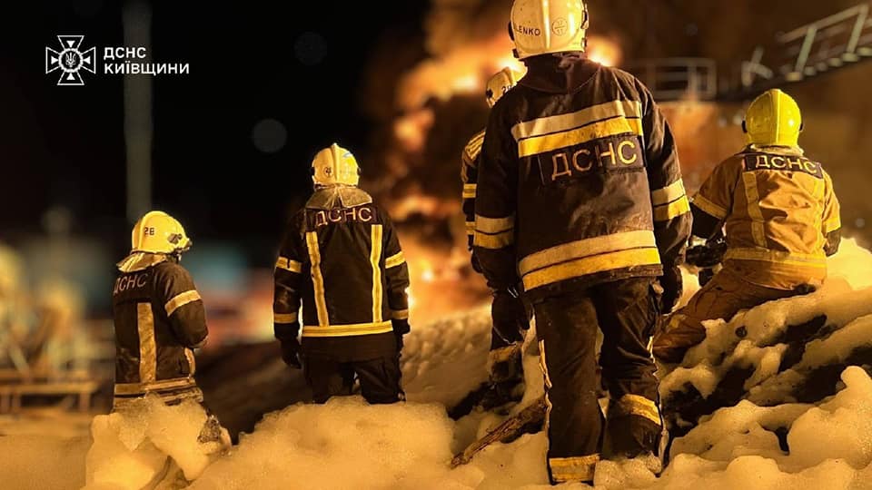 На Бориспільщині після атаки БпЛА спалахнула пожежа на підприємстві, постраждав чоловік - фото 2