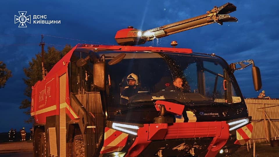 На Бориспільщині після атаки БпЛА спалахнула пожежа на підприємстві, постраждав чоловік - фото 10