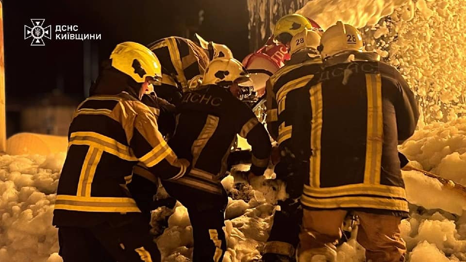 На Бориспільщині після атаки БпЛА спалахнула пожежа на підприємстві, постраждав чоловік