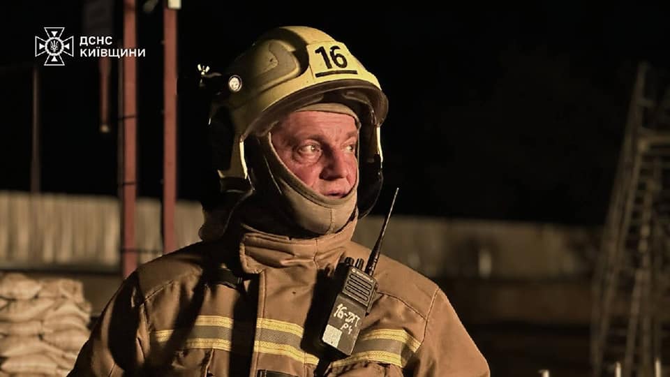 На Бориспільщині після атаки БпЛА спалахнула пожежа на підприємстві, постраждав чоловік - фото 8
