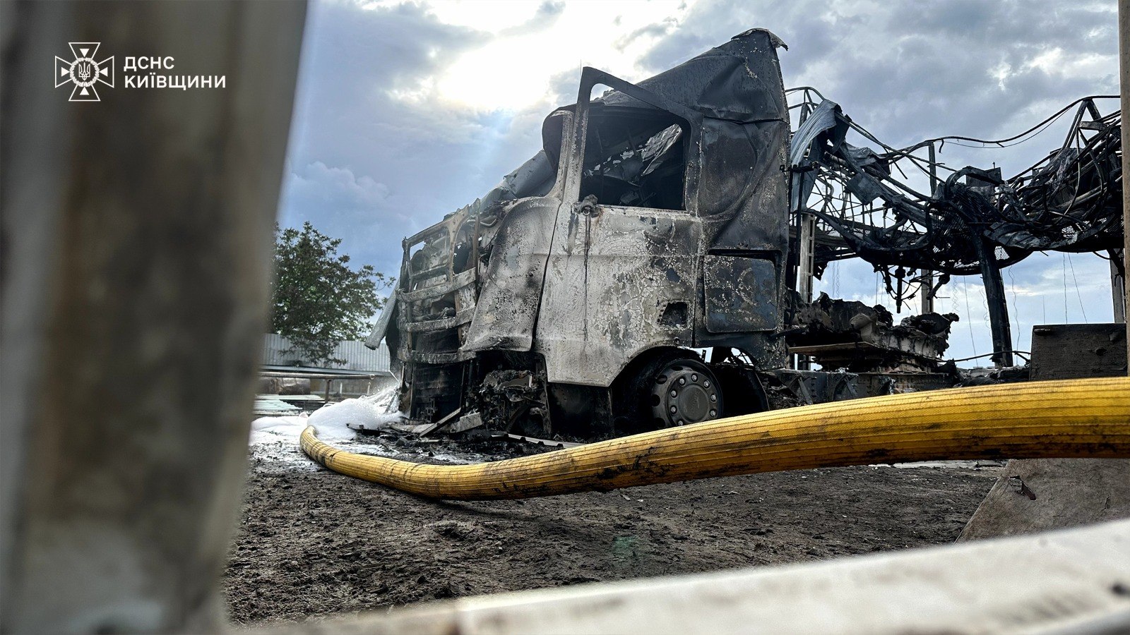 У Бориспільському районі ліквідували пожежу площею 2000 кв. м, спричинену атакою БпЛА - фото 7
