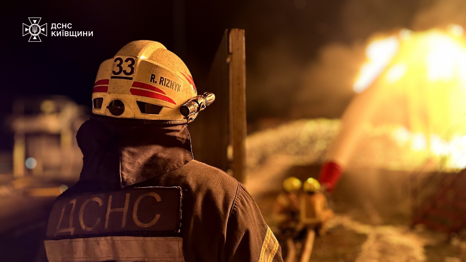 У Бориспільському районі ліквідували пожежу площею 2000 кв. м, спричинену атакою БпЛА - фото 3