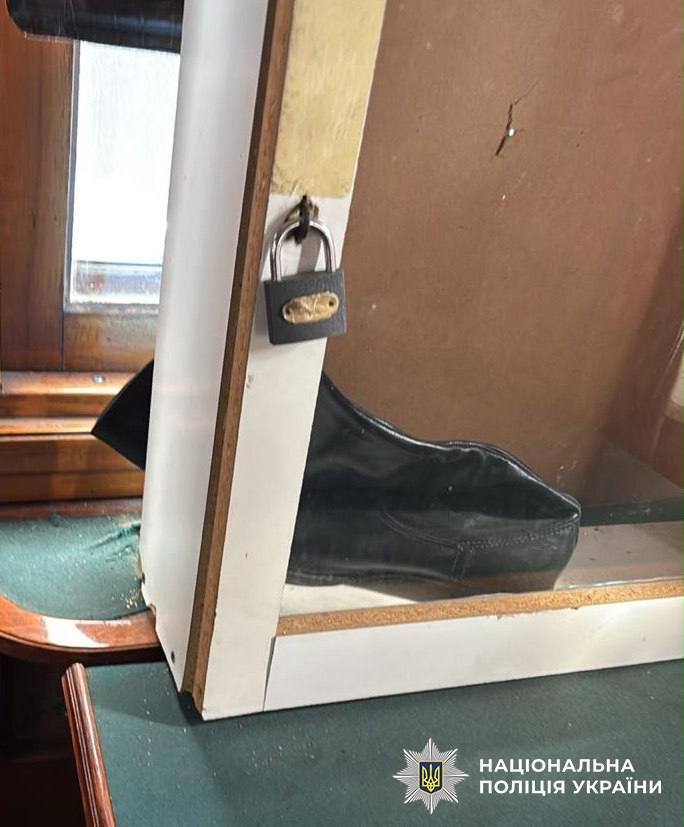 Рецидивіст в Києві розбив вікно музейного потяга та передягнувся в залізничника - фото 2