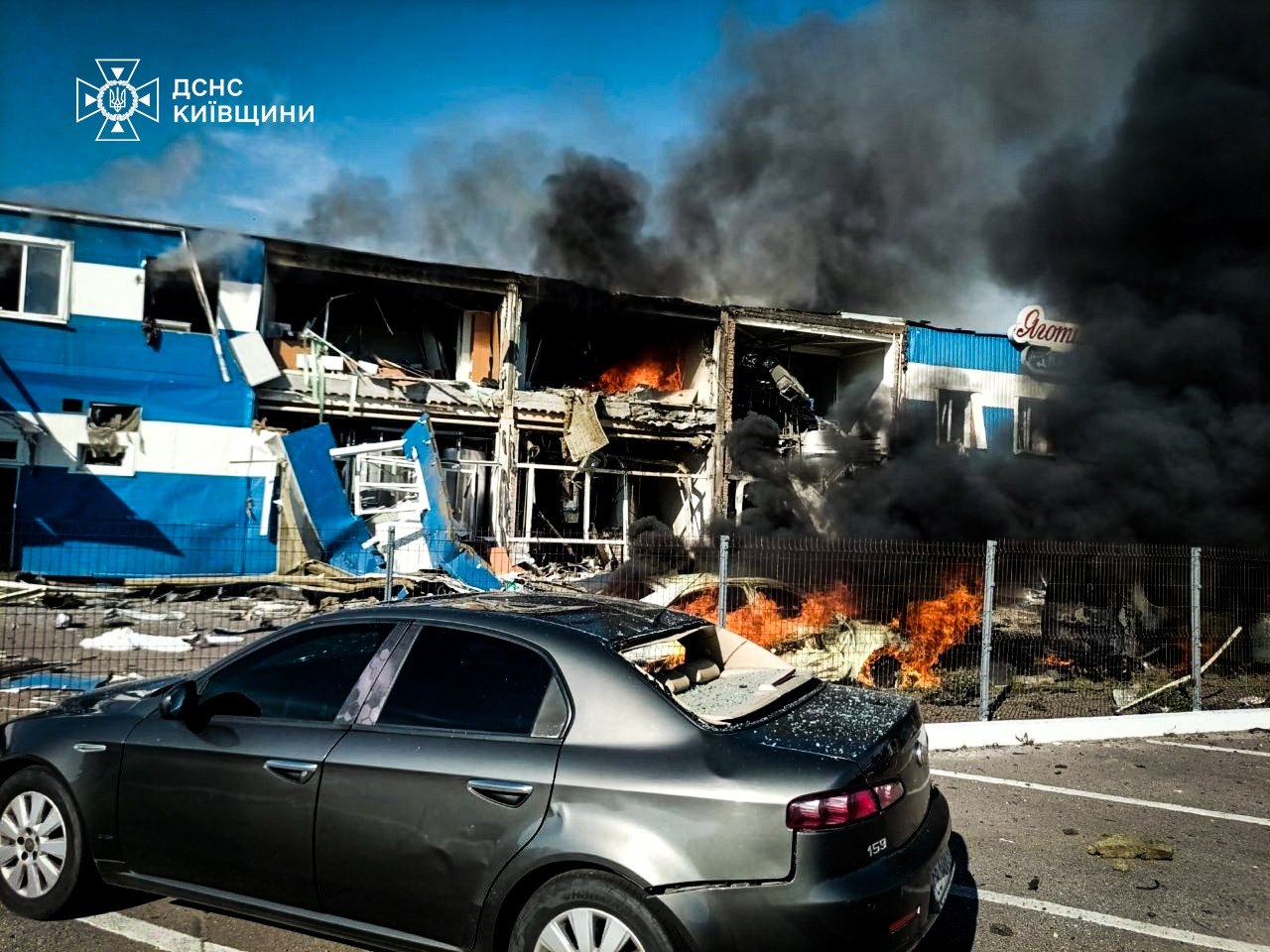 На Київщині після удару дронів під завалами шукають працівників підприємства