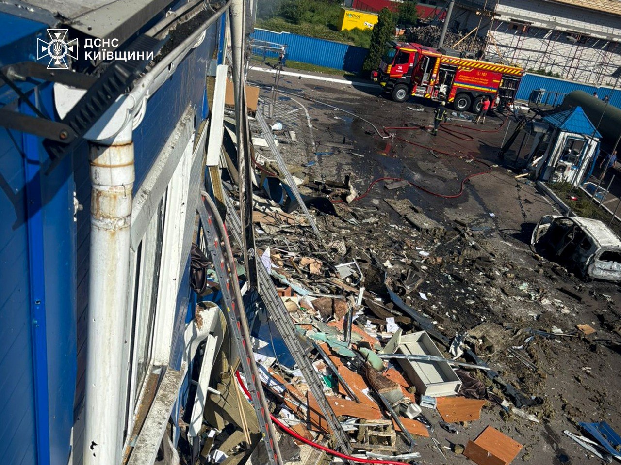 На Київщині після удару дронів під завалами шукають працівників підприємства - фото 2