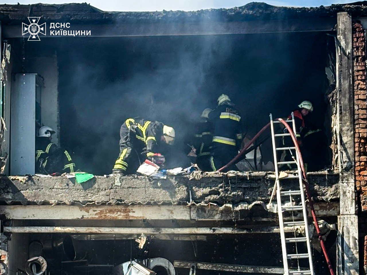 На Київщині після удару дронів під завалами шукають працівників підприємства - фото 5