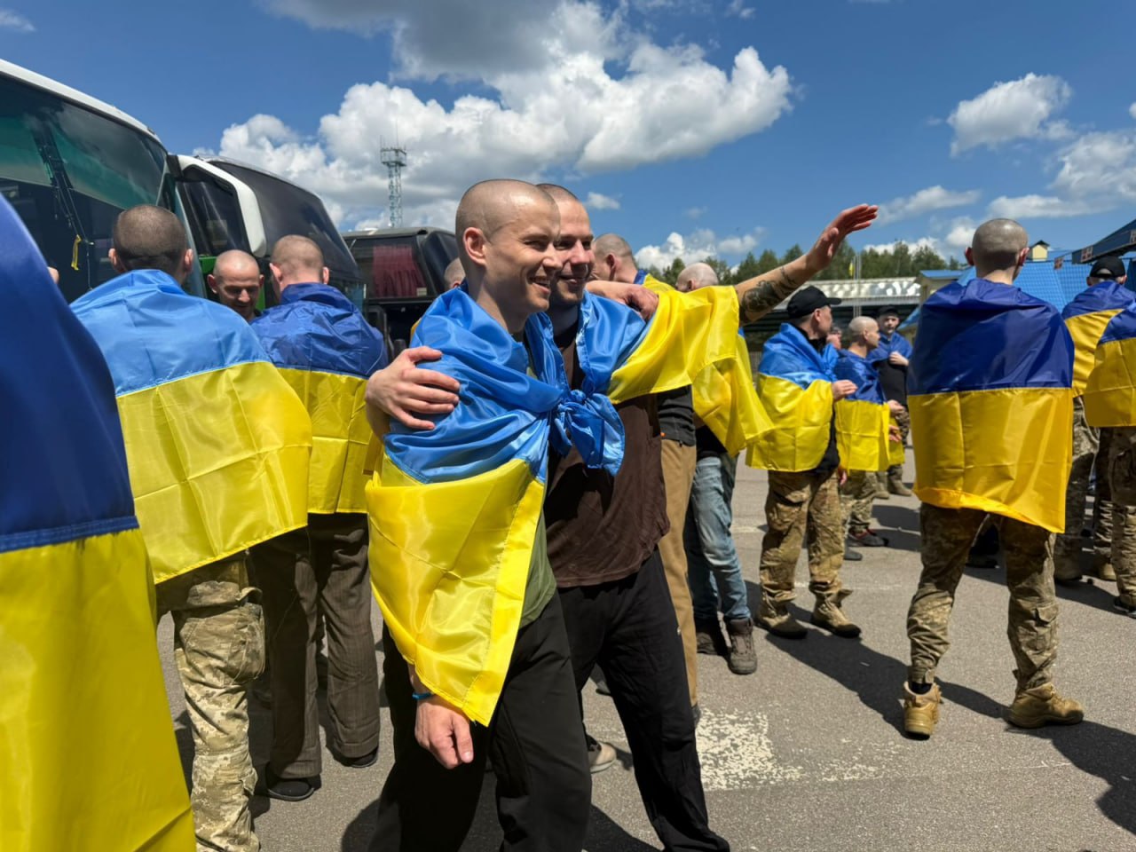 Україна повернула з російського полону 185 захисників і одного цивільного - фото 2