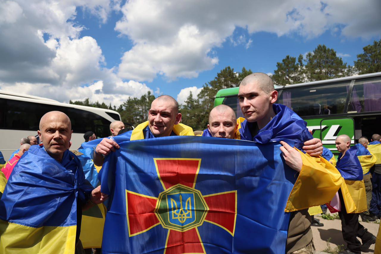 Україна повернула з російського полону 185 захисників і одного цивільного - фото 2