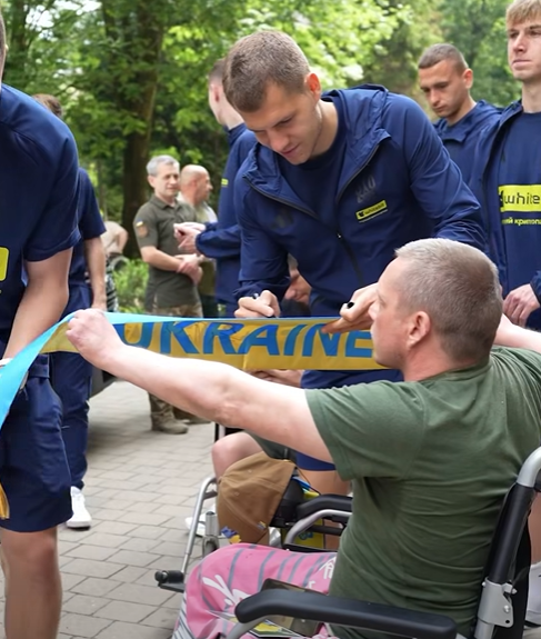 Футболісти Національної збірної України відвідали захисників у шпиталі - фото 2