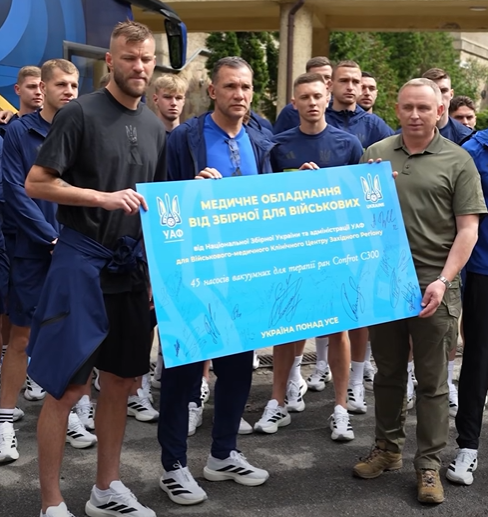 Футболісти Національної збірної України відвідали захисників у шпиталі - фото 5