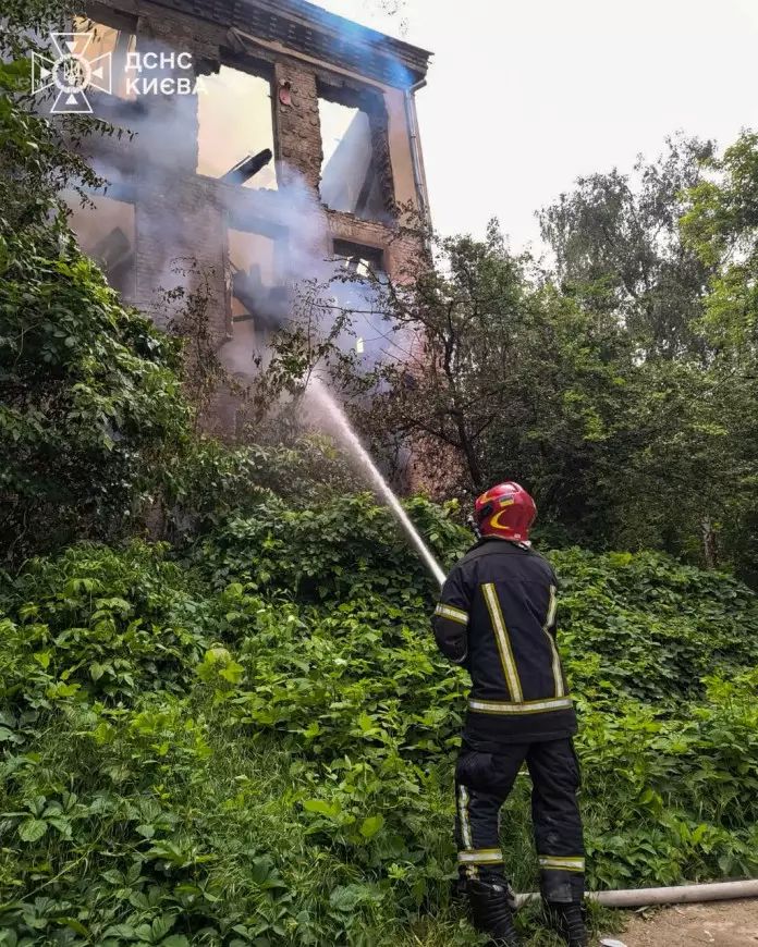 У Голосіївському районі Києва ліквідували пожежу у відселеній будівлі
