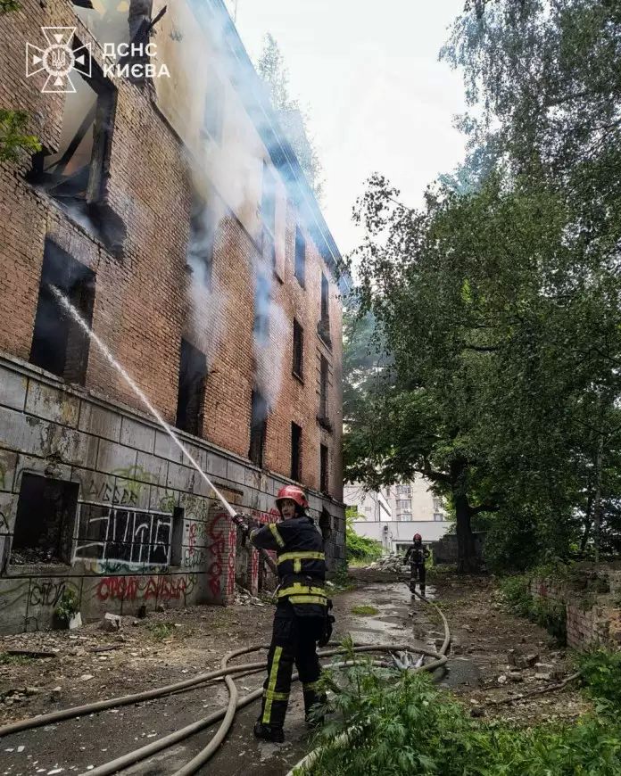 У Голосіївському районі Києва ліквідували пожежу у відселеній будівлі - фото 2