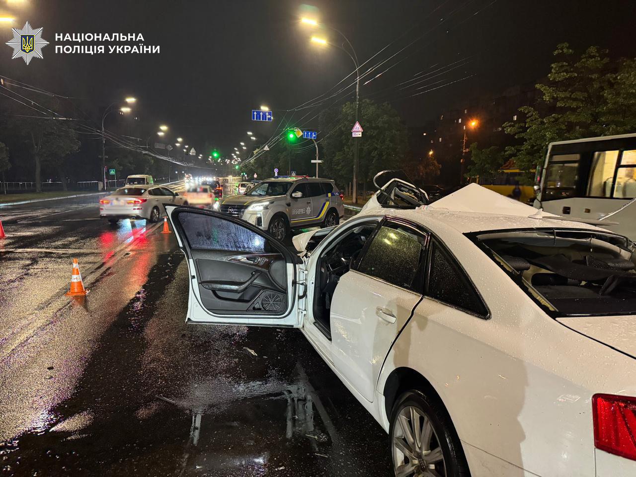 Audi на зустрічній смузі в Києві врізався у вантажівку. ФОТО