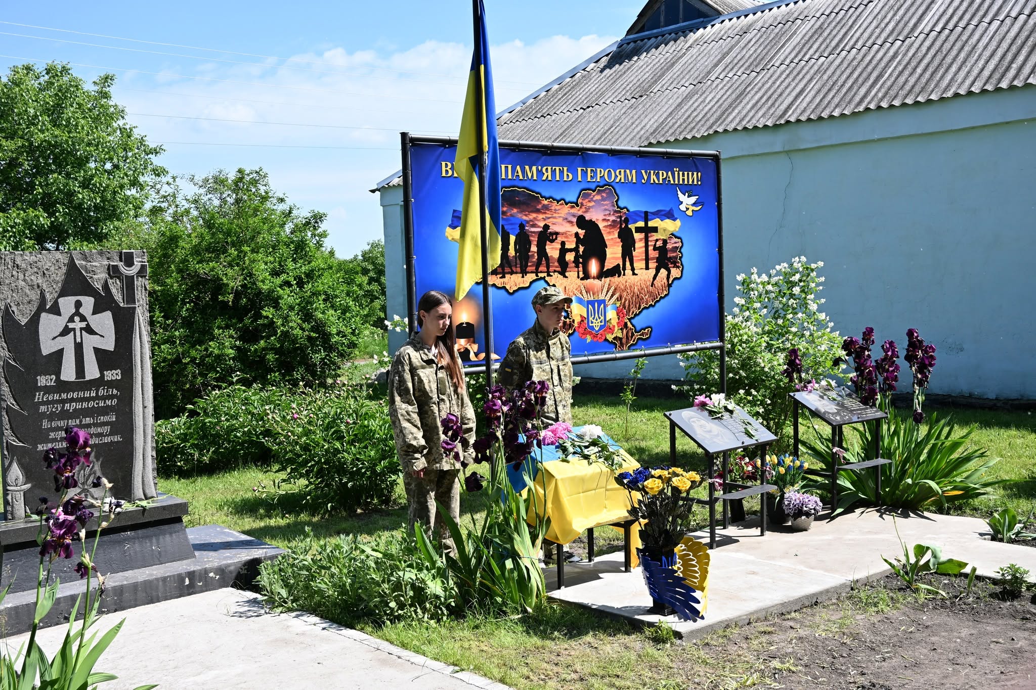 У Монастирищенській громаді відкрили меморіальну дошку полеглому воїну Денису Козиренку