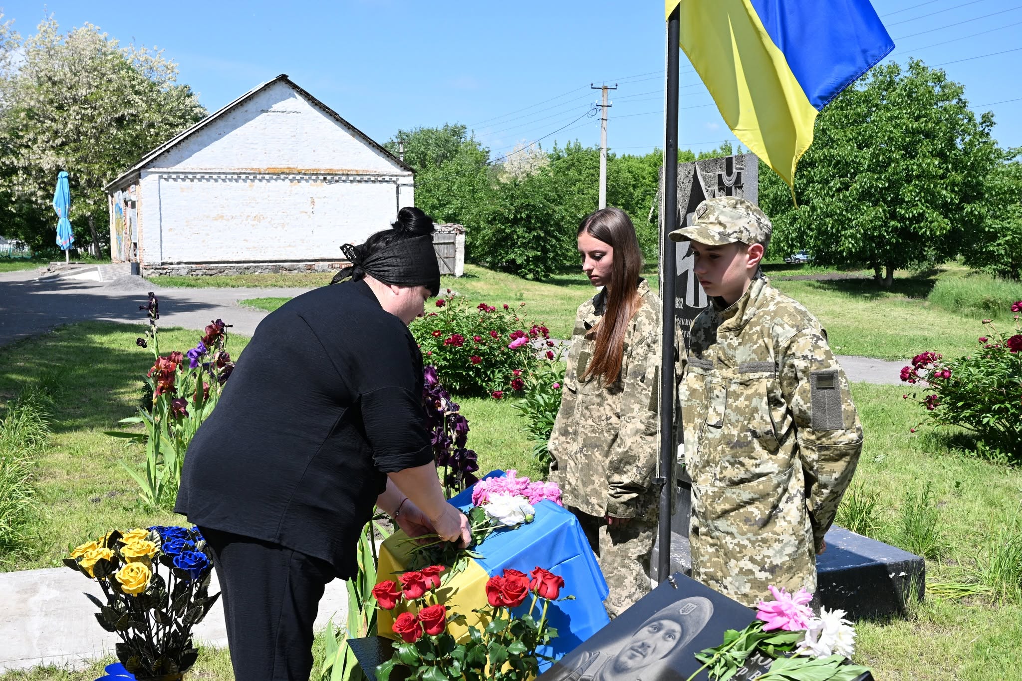 У Монастирищенській громаді відкрили меморіальну дошку полеглому воїну Денису Козиренку - фото 2