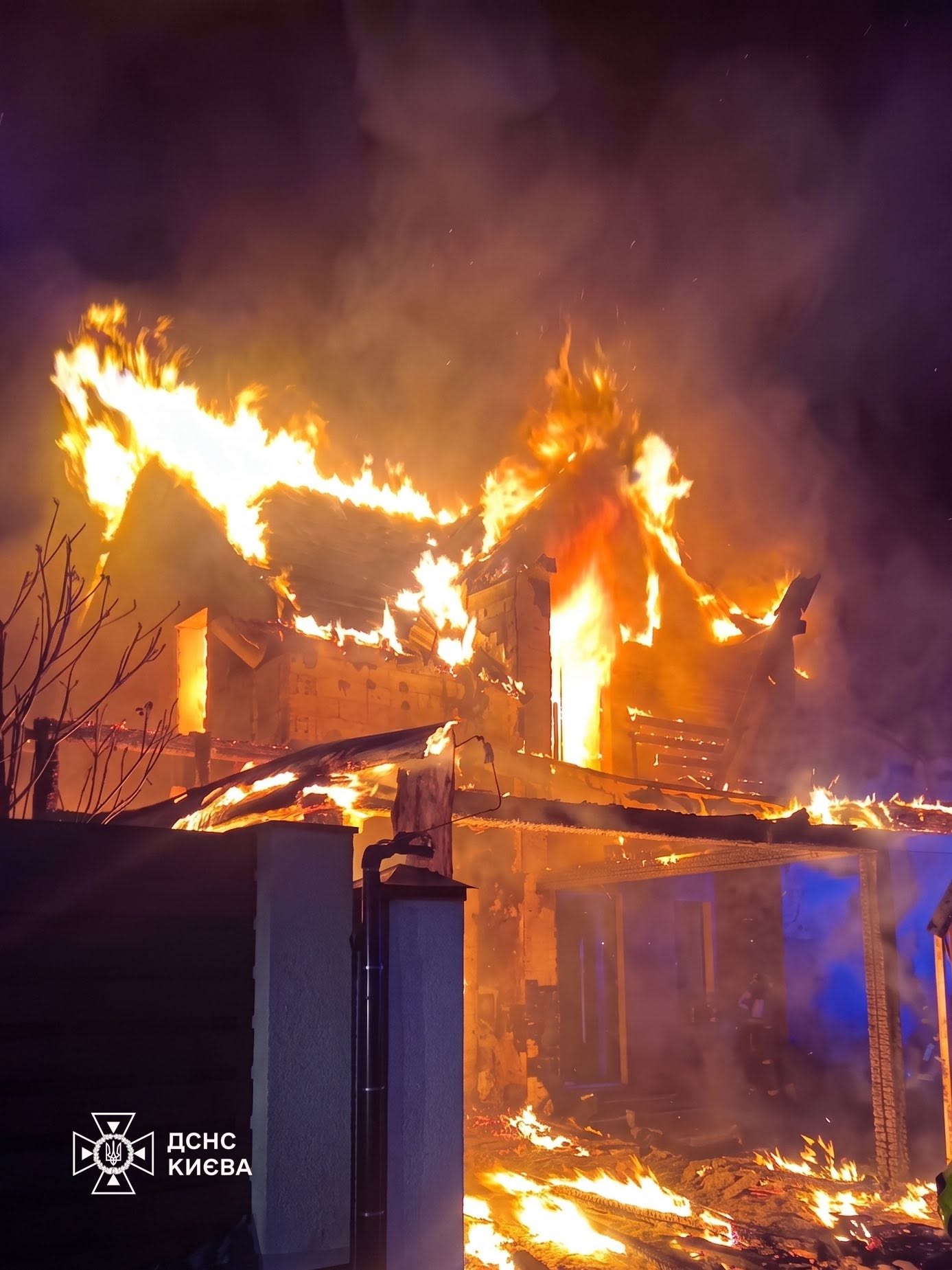 У Києві згорів приватний будинок