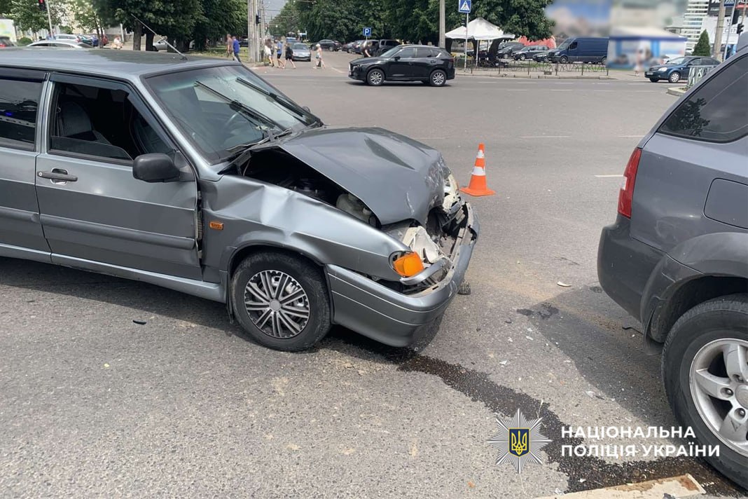 Внаслідок ДТП у Черкасах травмувалася пасажирка автомобіля ВАЗ - фото 2