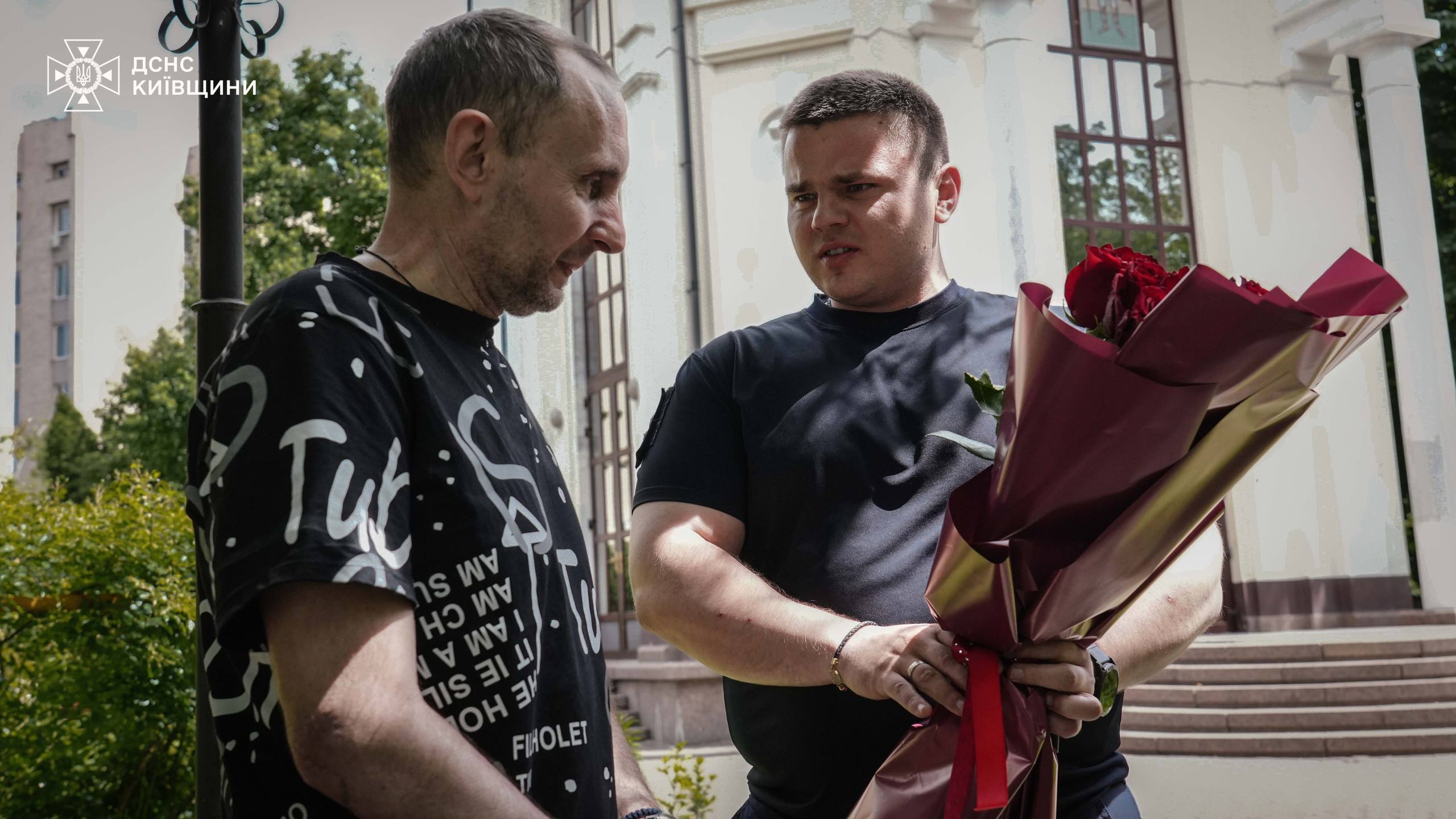 ДСНСники провідали колегу, який отримав важкі поранення внаслідок обстрілу в Яготині