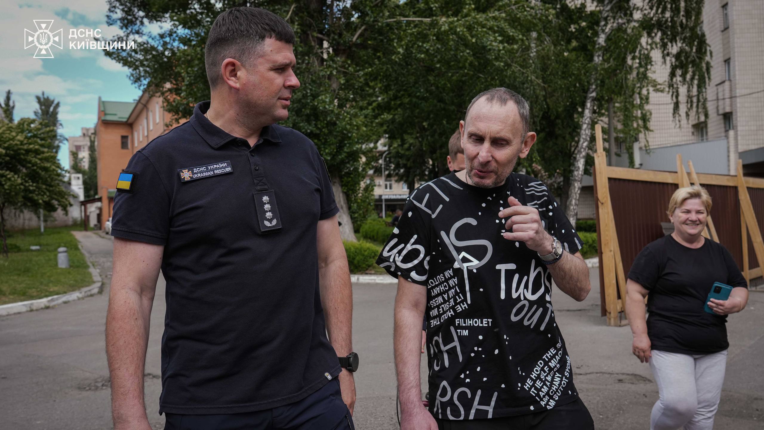 ДСНСники провідали колегу, який отримав важкі поранення внаслідок обстрілу в Яготині - фото 4