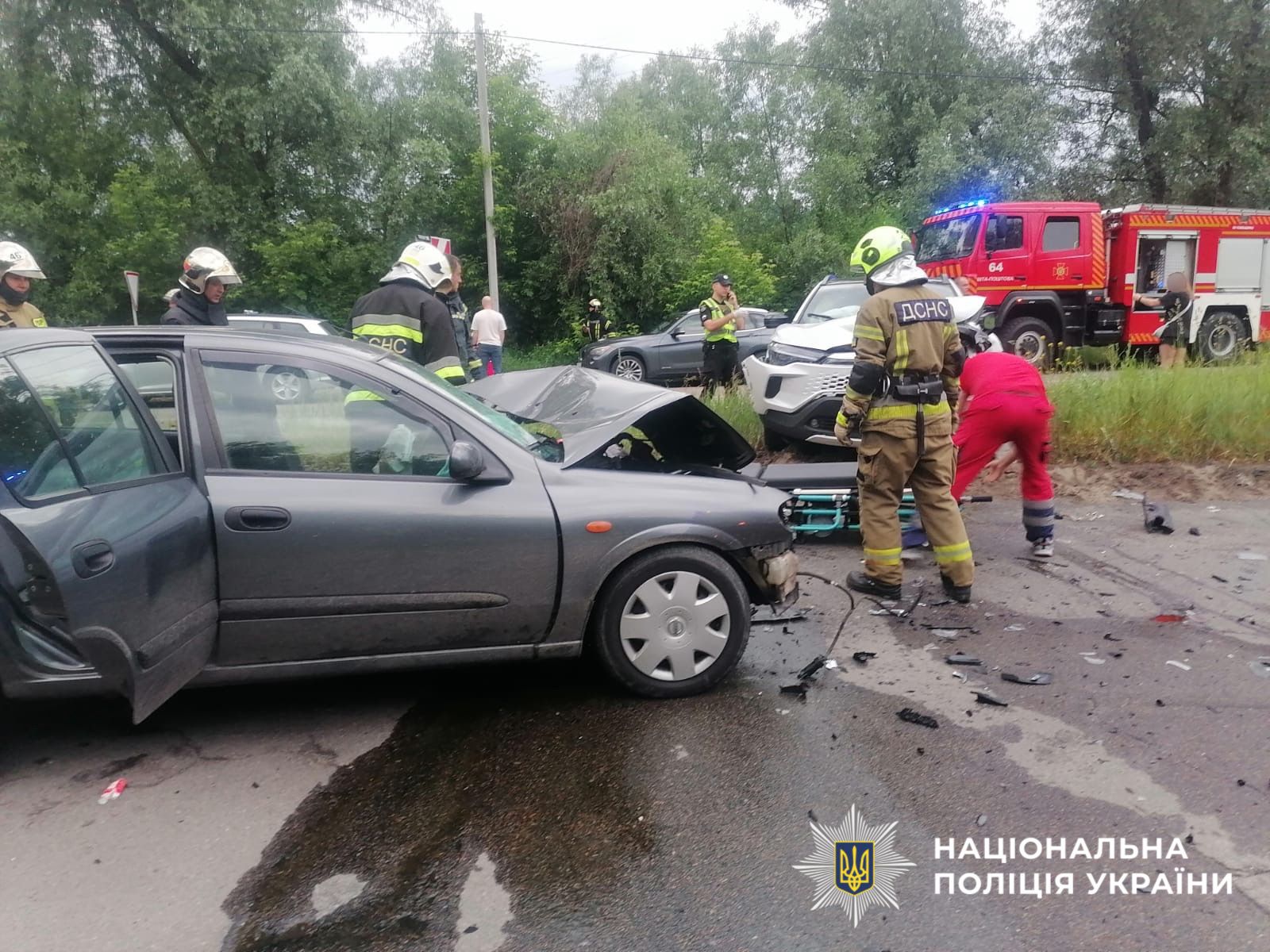 На Київщині Nissan на зустрічній смузі протаранив Tesla та Toyota, загинула людина