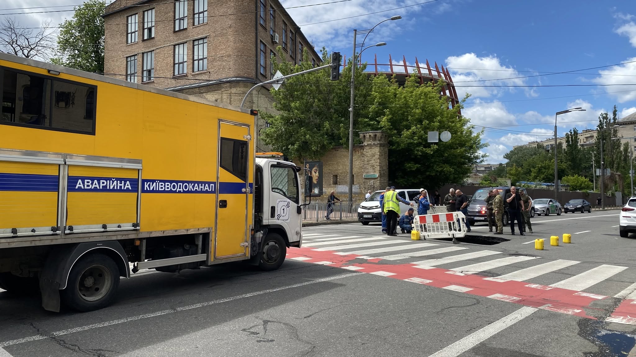 У Києві біля метро «Арсенальна» провалився асфальт на дорозі