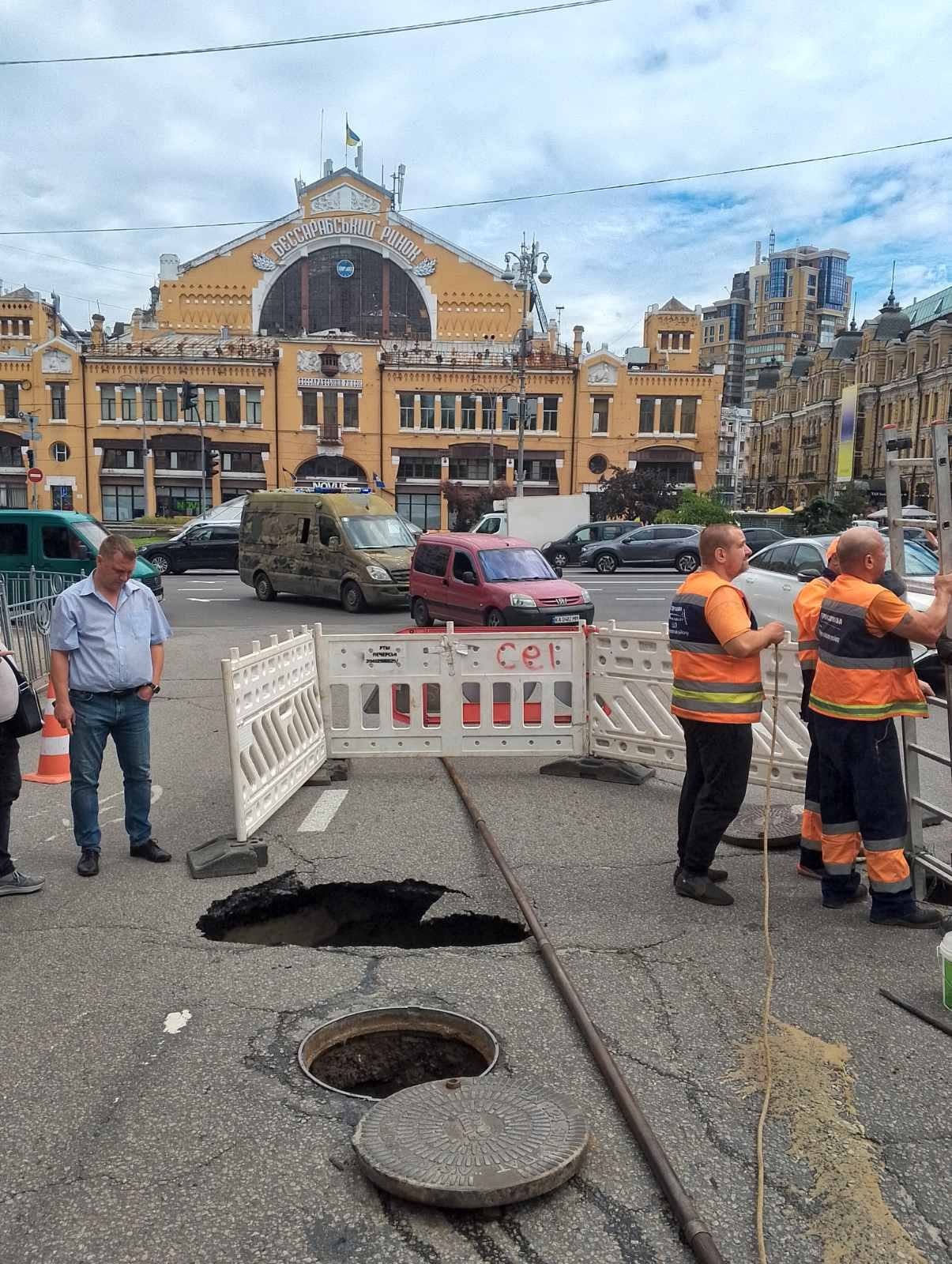 У центрі Києва на бульварі Шевченка стався провал каналізаційної мережі