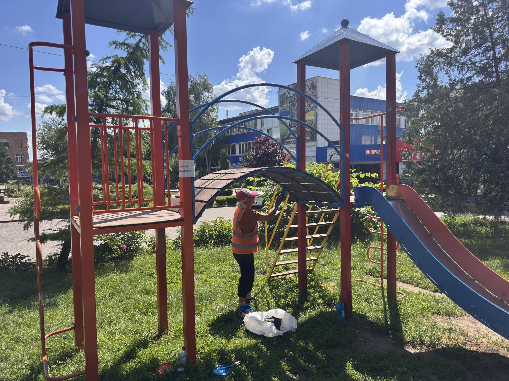 Дитячий майданчик відремонтували у центрі Кам’янки - фото 2