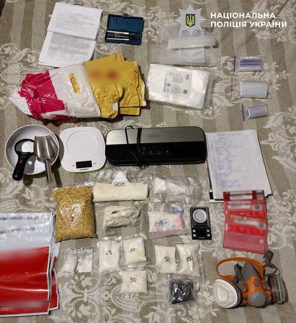 Ховав психотропи в дитячих іграшках: у Києві затримали наркоторговця з 2,6 кг PVP - фото 2