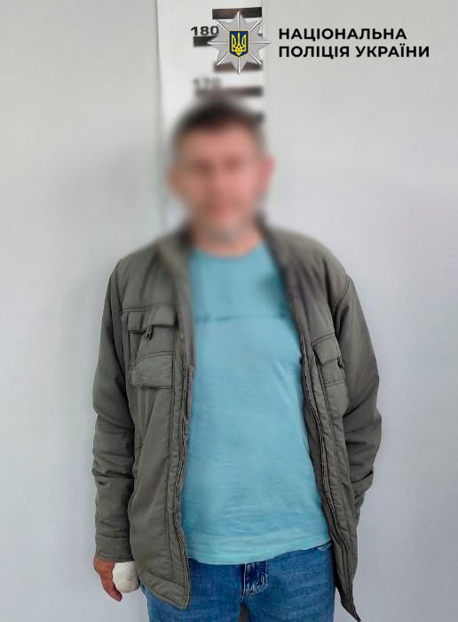 У Києві затримали чоловіка, який зберігав удома гранату та підривачі