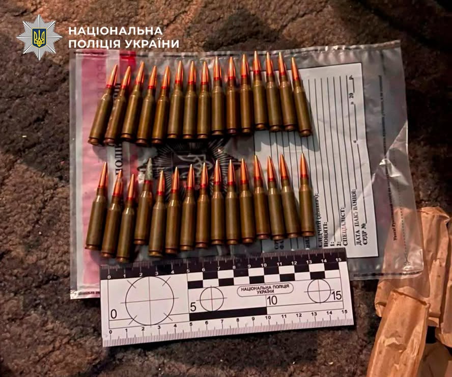 У Києві затримали чоловіка, який зберігав удома гранату та підривачі - фото 3