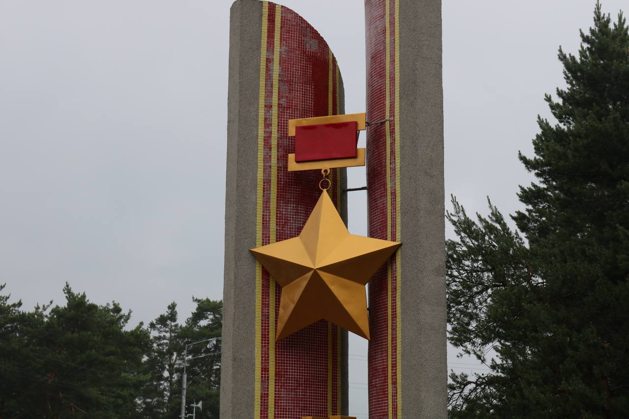 На в’їзді до Києва демонтували радянську зірку зі стели «Місто-герой»