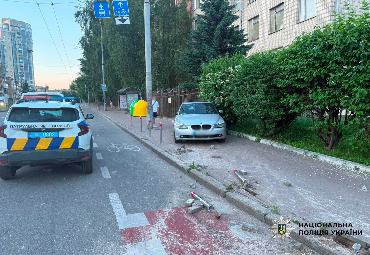 У столиці BMW після зіткнення з ВАЗ наїхав на пішохода: чоловік помер - фото 3