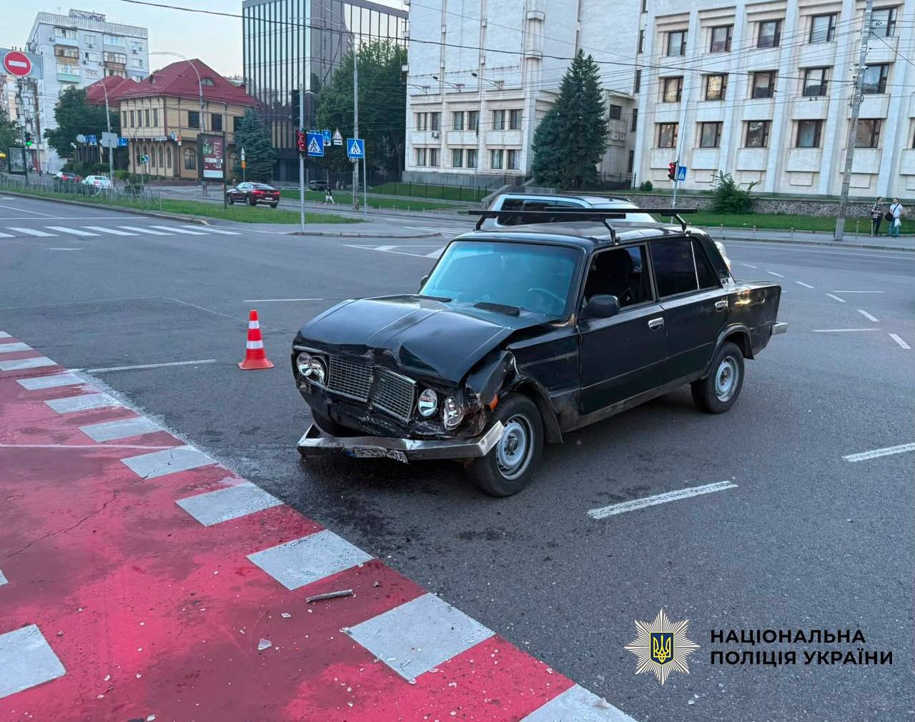 У столиці BMW після зіткнення з ВАЗ наїхав на пішохода: чоловік помер - фото 2