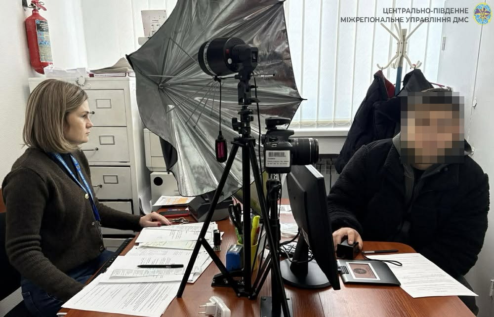 Як оформити закордонний паспорт в Черкасах у 2026 році: адреси, ціни та нюанси для дітей