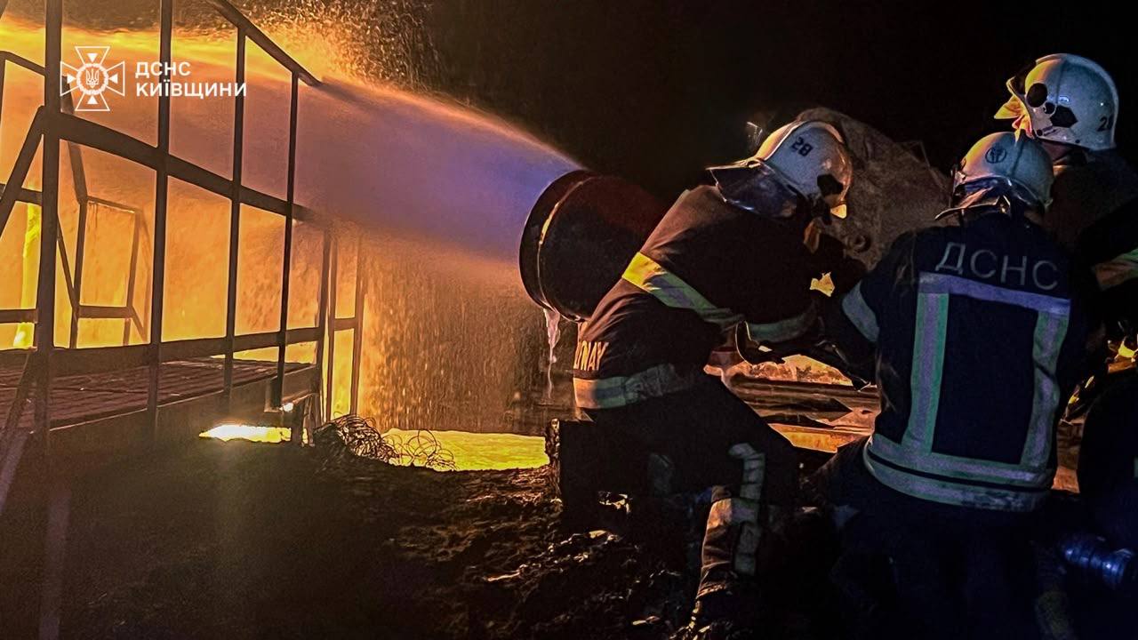 Після удару російського БпЛА на Київщині спалахнула пожежа площею 2000 кв. м - фото 3