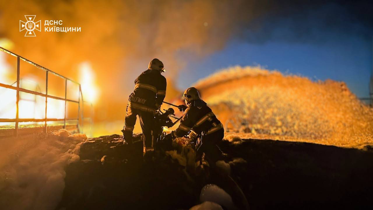 Після удару російського БпЛА на Київщині спалахнула пожежа площею 2000 кв. м
