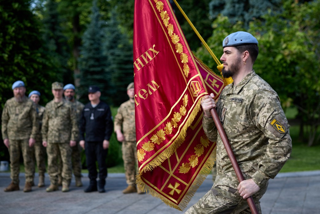 Зеленський відзначив воїнів Сил безпілотних систем і вручив бойові прапори бригадам